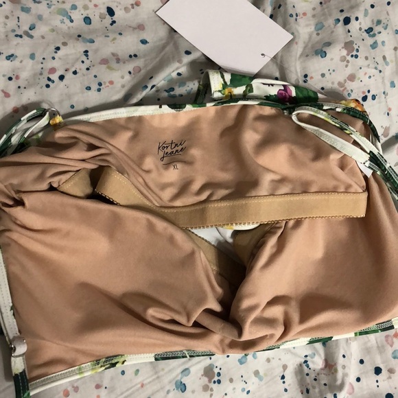 NWT Kortni Jeane whimsical floral XL v’d crop - Picture 3 of 8